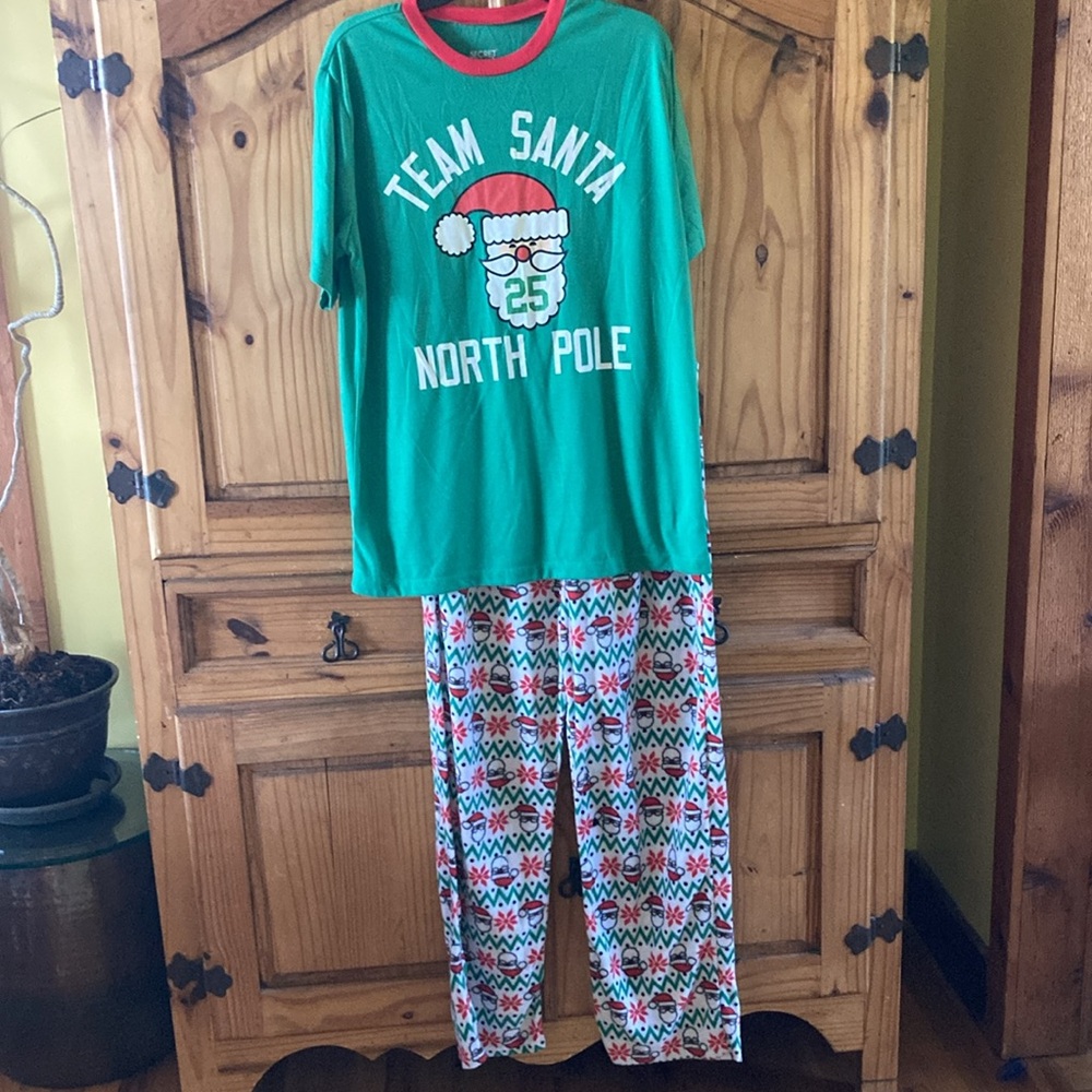 Team Santa green red 2 piece short sleeve pajamas set size L